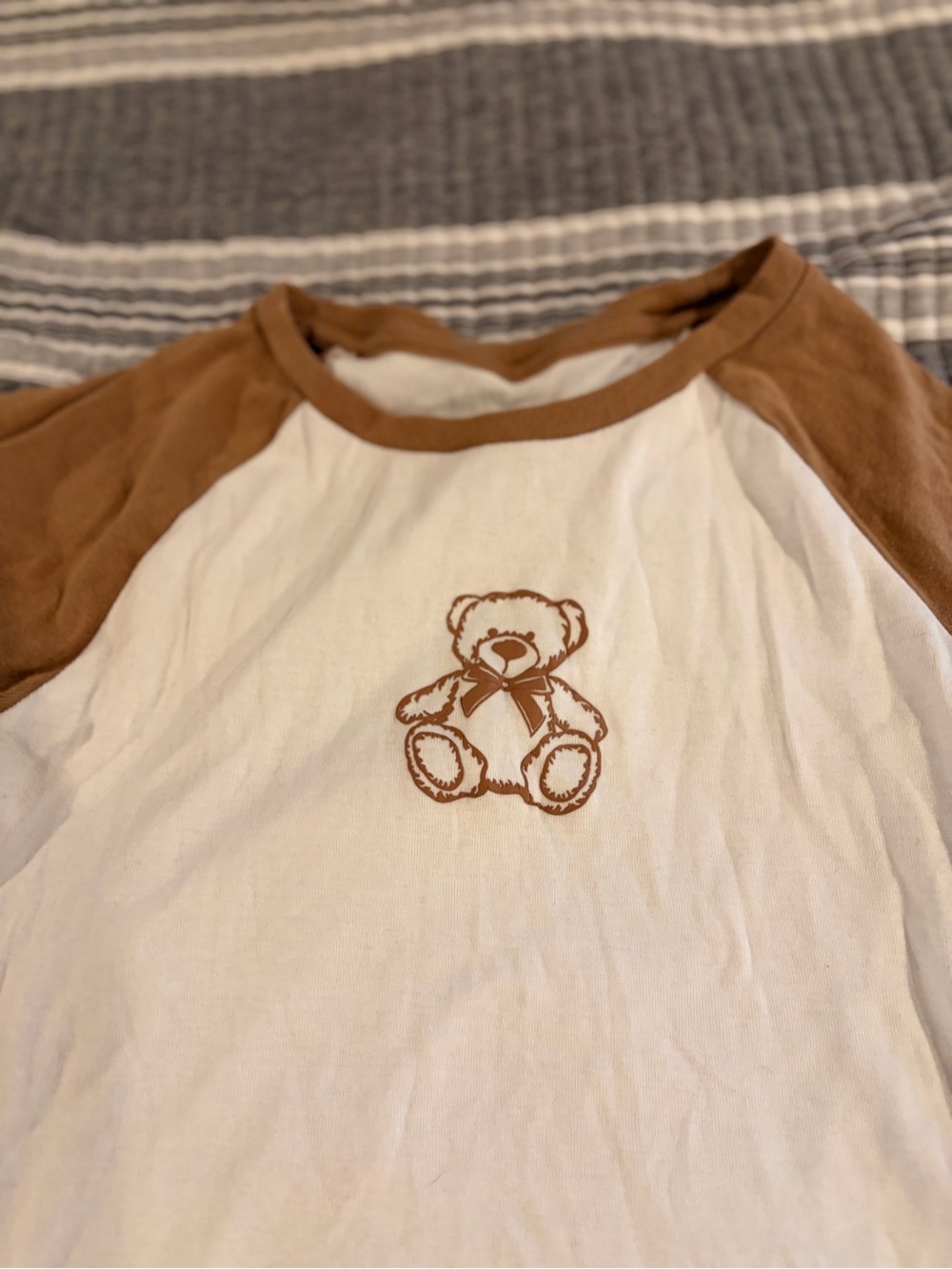 Women’s Size LargeShort Sleeve Raglan Tee with Teddy Embroidery - Cream & Brown - Picture 2 of 4